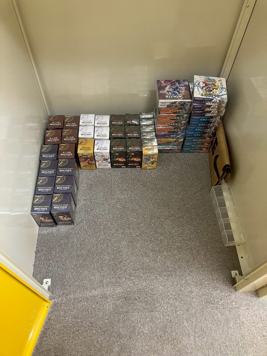 部屋の一角に積んだカードBOXの在庫
