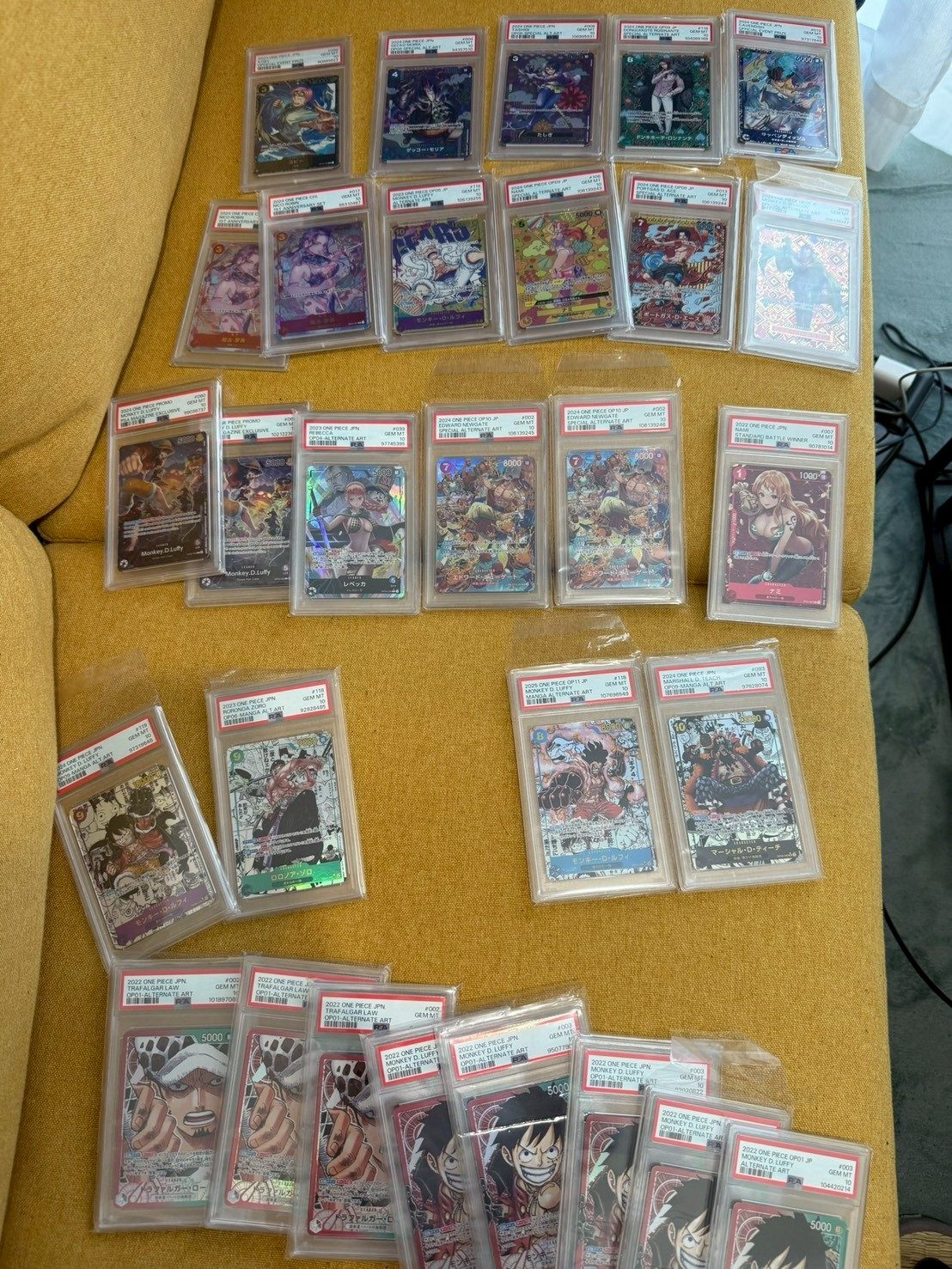 PSA鑑定済みワンピースカードの山