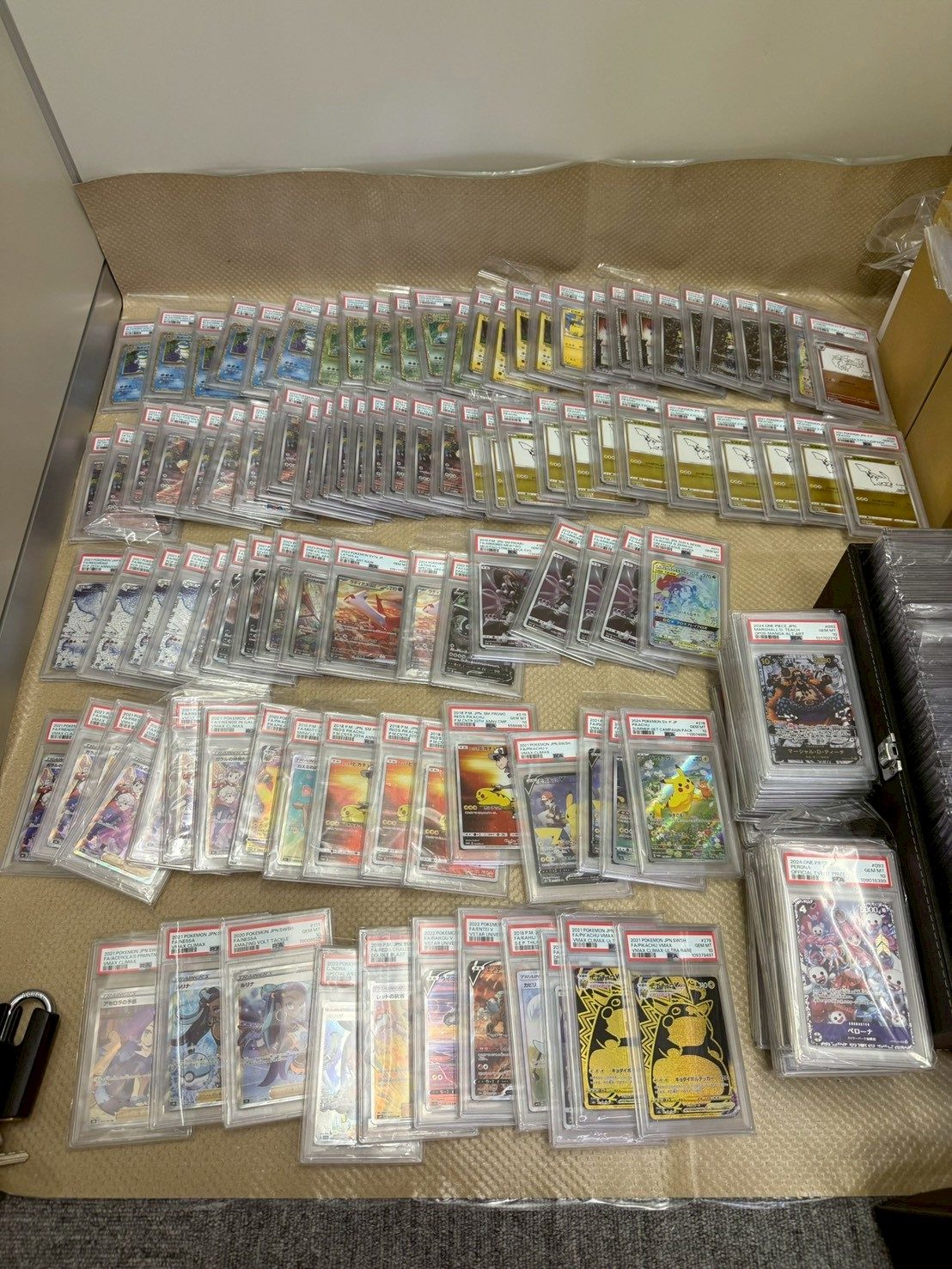 床一面に並んだPSA鑑定済みカードの在庫