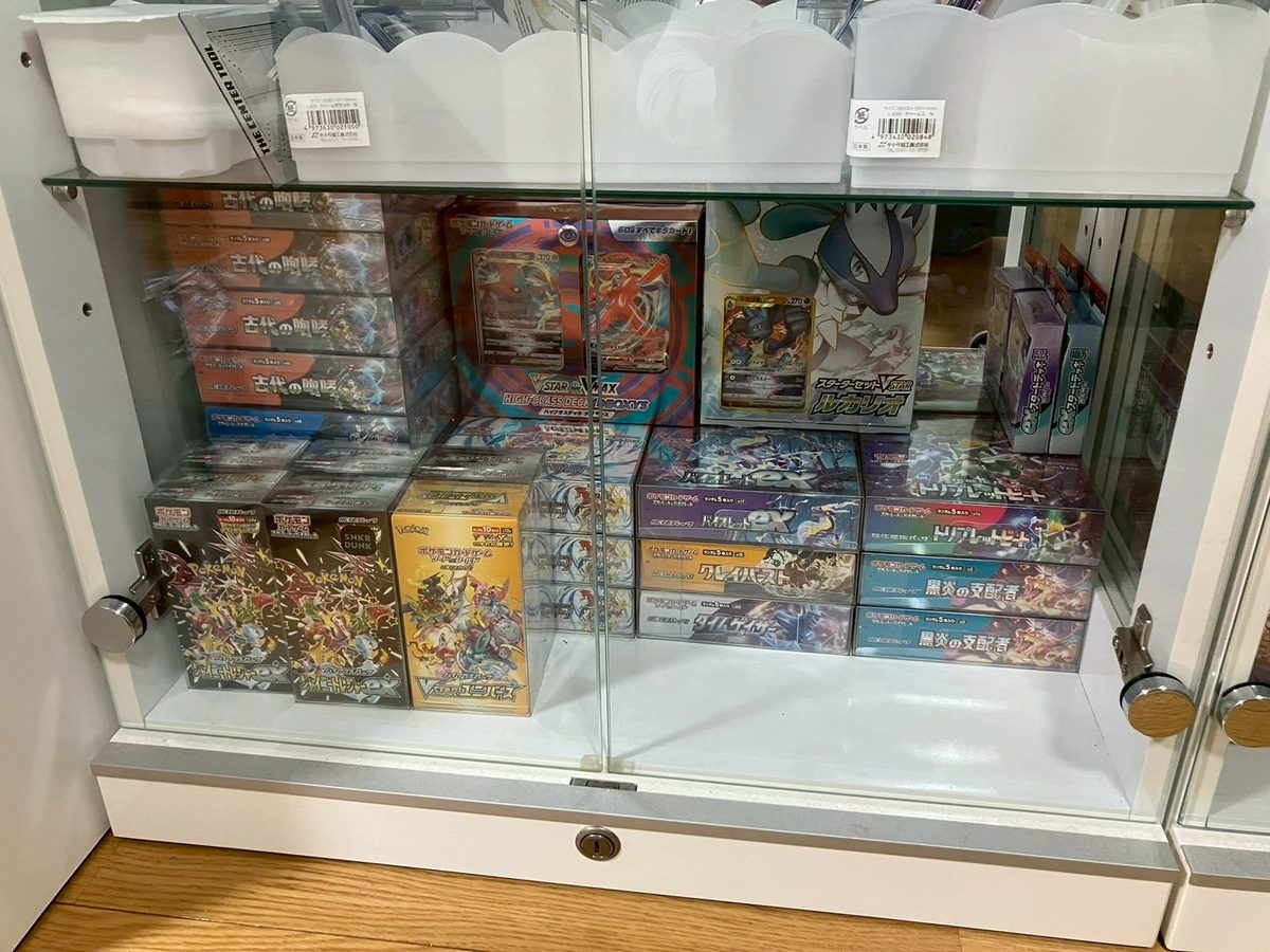 ケースに並べた未開封のカード商品