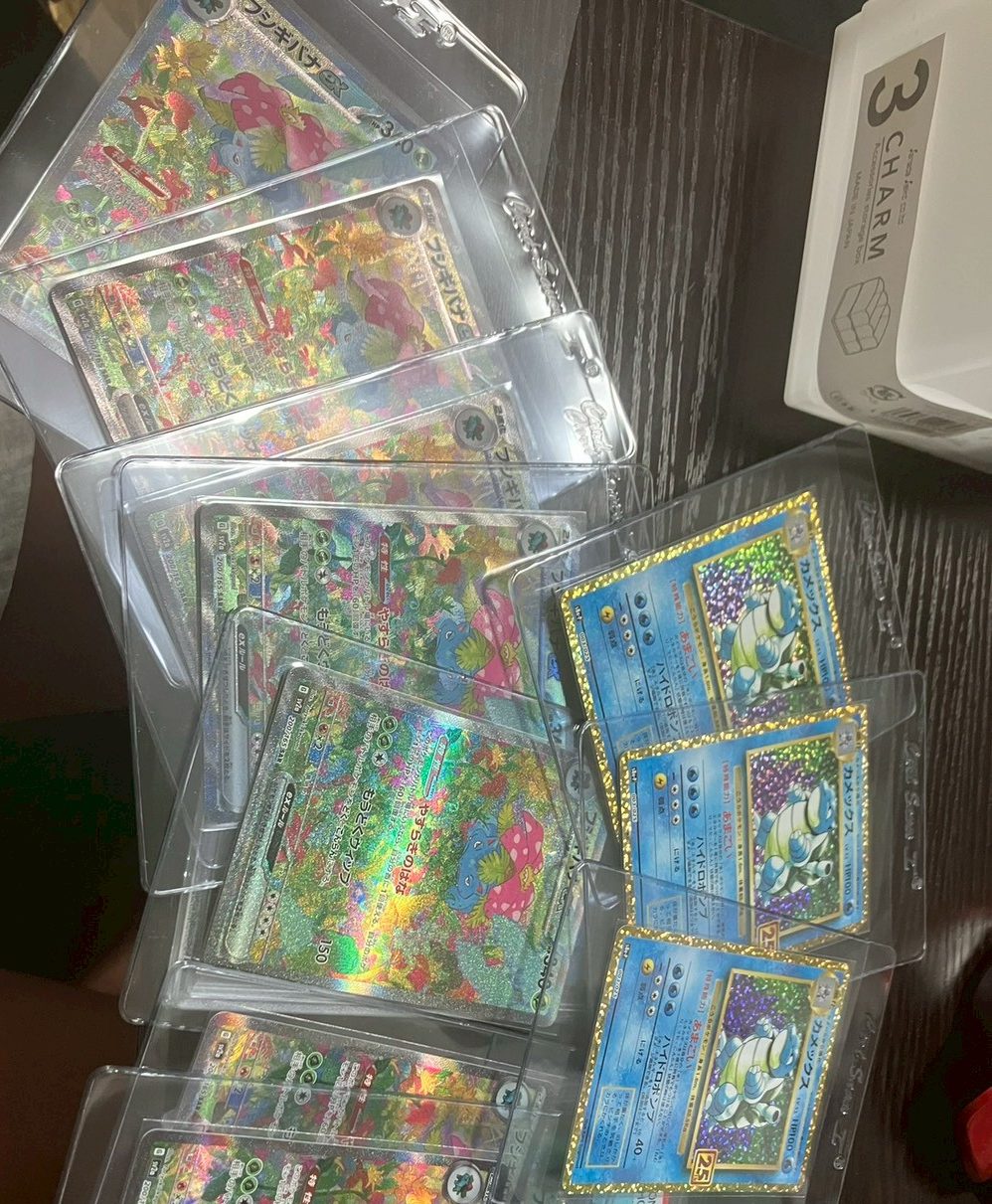 スリーブとローダーで保護されたポケモンカードのSAR・25thカメックス