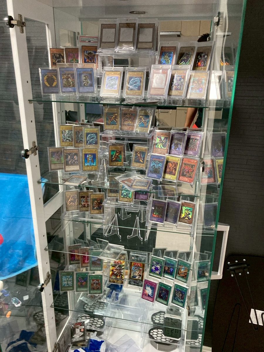 ケースに並べて保管している遊戯王カード