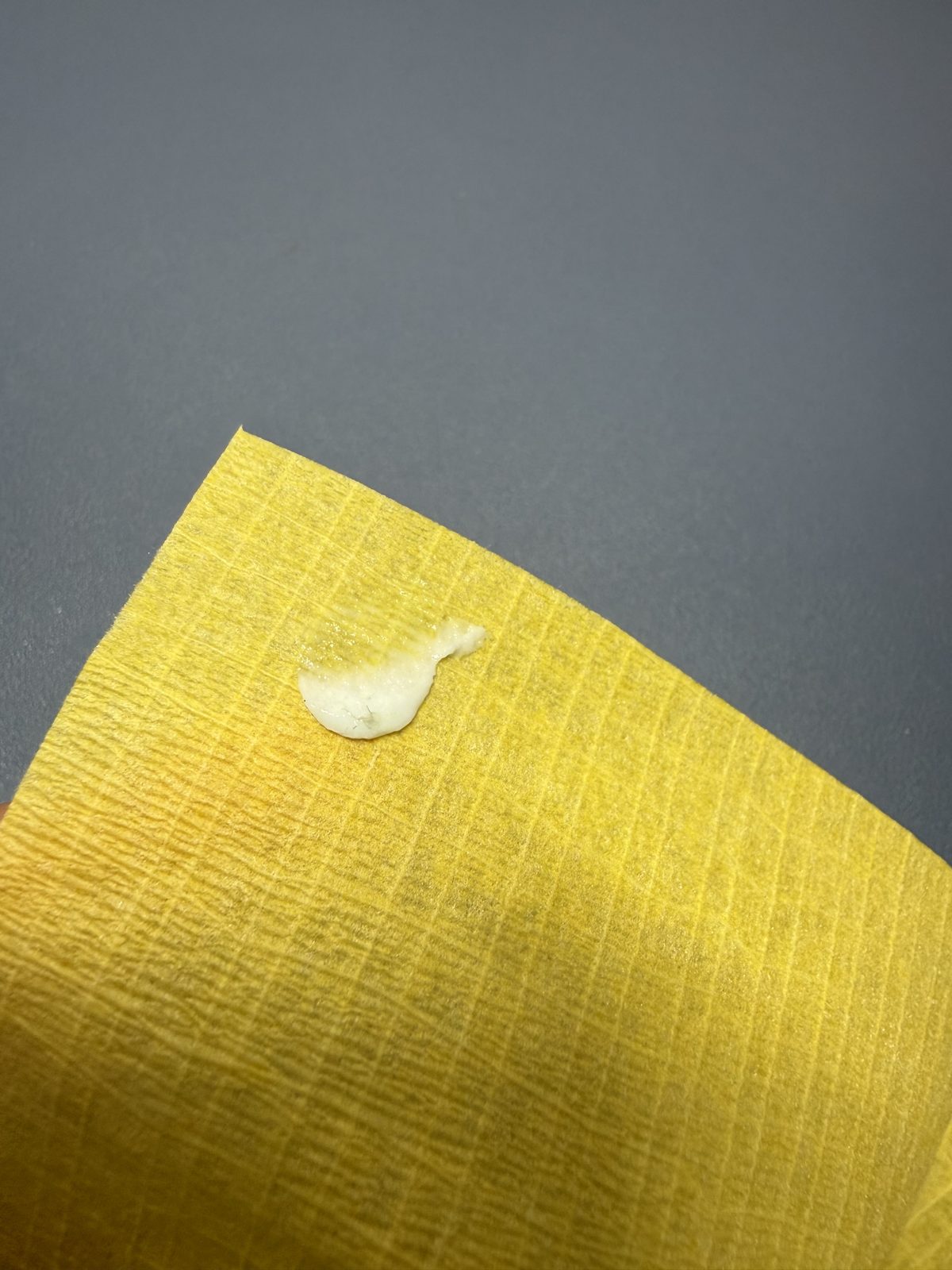 サッサのクロスにプラスチッククリーナーを少量付けた状態